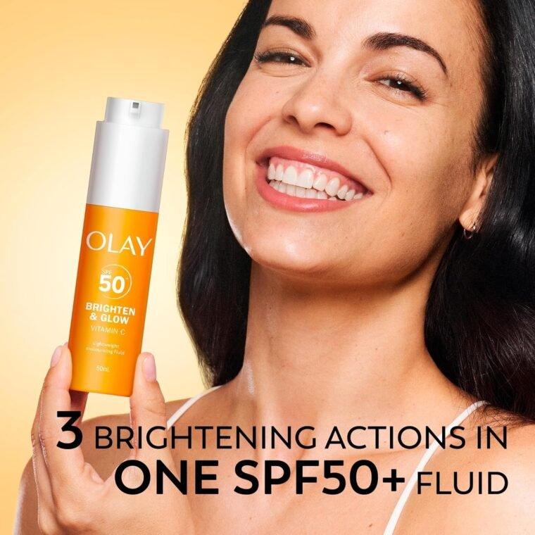 Olay Vitamin C Brighten & Glow 3in1 Moisturising Fluid SPF50+ Hydrating Skincare Moisturiser and Primer with Niacinamide, Provides Hydration, Glow, UV Protection, and Helps Correct Dark Spots, 50ml - Image 2